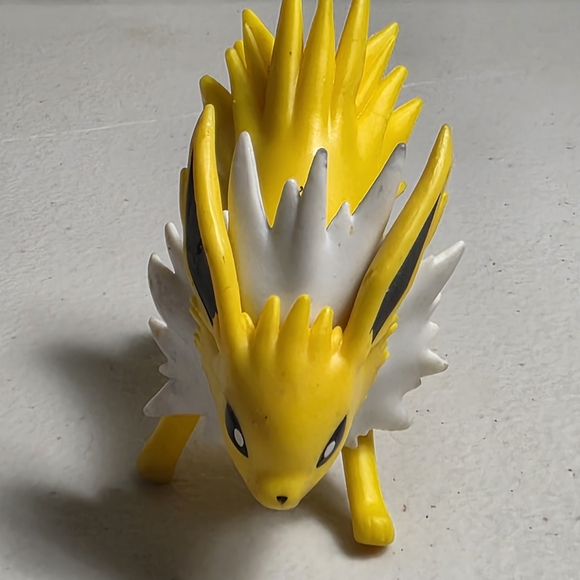 POKEMON JOLTEON Yellow and White Collectible Figure - Picture 6 of 7